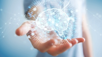 Eine offene Handfläche hält ein leuchtendes, digital dargestelltes Gehirn, das aus Schaltkreisen und Datenströmen besteht 