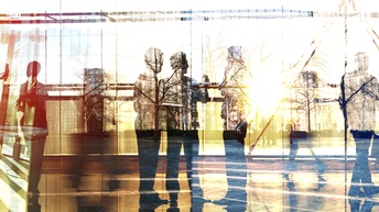 Business Personen mit Aktentaschen leicht erkennbar.