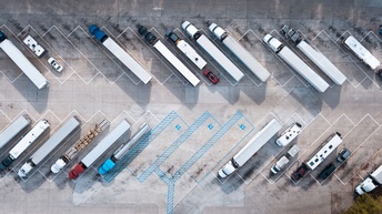 Parkende LKWs und Autos auf einem Parkplatz, Topshot