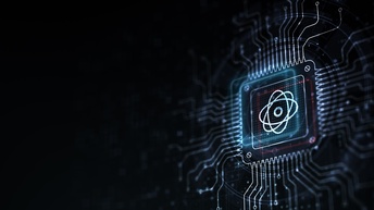 3D-Rendering eines leuchtenden Computerchips auf schwarzem Hintergrund mit Symbol für Elementarteilchens in der Mitte: zentraler Kreis umgeben von mehreren sich überlappenden Kreisen.
