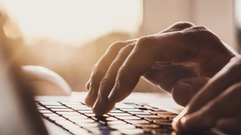 Eingabe am Laptop
