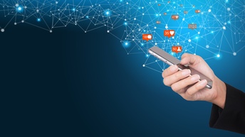 Frau hält Smartphone in der Hand