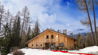 Außenansicht des Österreich-Hauses bei den Paralympics 2026