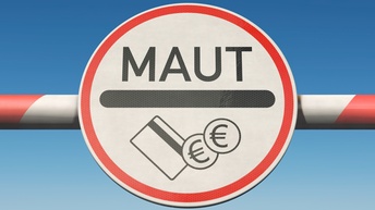 Auf einem Schranken ist ein Schild, auf dem Maut steht. Darunter sind Symbole einer Bankkarte und Münzen mit Eurozeichen