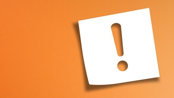 Ein Rufzeichen auf orangem Hintergrund