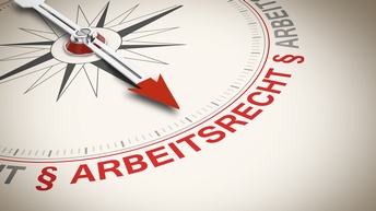 Detailansicht Kompass mit roter Nadel auf Schriftzug Arbeitsrecht gerichtet