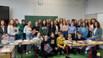 Gruppe von SchülerInnen mit Magdalena Türtscher