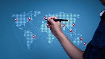 Illustration eines blauen Hintergrunds mit den Kontinenten der Erde. Zwischen den Kontinenten sind über die Meere weiße Linien gezogen. An manchen Stellen sind Icons für einen Standort