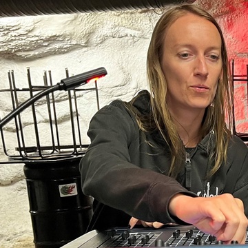 Frau kümmert sich um Tontechnik