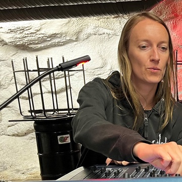 Frau kümmert sich um Tontechnik