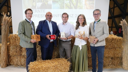 Erntepresskonferenz: Josef Plank, Karl Schmid, Hannes Mairhofer, Elisabeth Mairhofer und Andreas Mairhofer mit Produkten