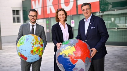 WKO-Vertreter mit Weltkugeln vor dem WKO-Gebäude in Wien