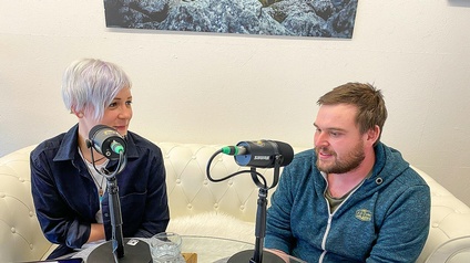 Carina Geißler und Lukas Zöchling beim Interview für den Podcast der Jungen Wirtschaft NÖ.