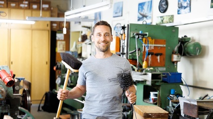 Bei einem Rundgang durch die letzte Wiener Bürstenmanufaktur Meier Bürsten lernen Besucher das traditionelle und seltene Handwerk der Bürstenmacher kennen