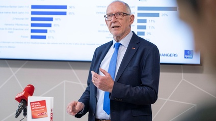 Spartenobmann Reinhard Mayr bei der Präsentation der „Tiroler Bankenstudie 2023“. 