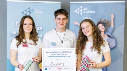 Sieger Landeswettbewerb Junior Companies: Großer Erfolg mit kleinen Aromasticks (v.l.): Lucia Schmidt (Finanzverantwortliche), Virovecz Koppany (Geschäftsführer) und Linda Friedl (Head of Marketing) von „Orodemia <br />
