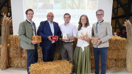 Markus Fritz (PANNATURA), Hannes Mosonyi (Obmann des Landesgremiums Agrarhandel), Martin Pinczker (Bioproduzent), Anja Haider-Wallner (Landeshauptmann-Stellvertreterin) und  Mario Winkler (Österreichische Hagelversicherung) (v. l.) 