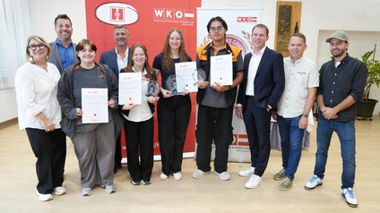 Sigrid Landauer-Knotek (Obfrau des Landesgremiums des Handels mit Mode und Freizeitartikeln), Manfred Moyses (Spartenobmann-Stv.), Teilnehmerin Katharina Bektesi, René Mahlknecht (Obmann des Landesgremiums Maschinen- und Technologiehandel), Lena Sophie Surböck, Johanna Maria Schütz, Benjamin Pranchai Vosicky, Eric Scharnitz (Vertriebsdirektor - REWE GROUP Österreich), Simon Bruckschwaiger (BS Eisenstadt) und Kevin Bauer (Obmann des Landesgremiums des Direktvertriebs) (v. l.) 