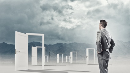 Mann vor mehren offenen Türen