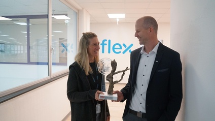 Zwei Personen mit einer Trophäe.