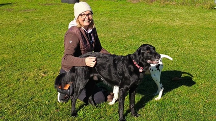 Eine Frau mit zwei Hunden.