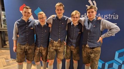 Eine Gruppe von jungen Männern.