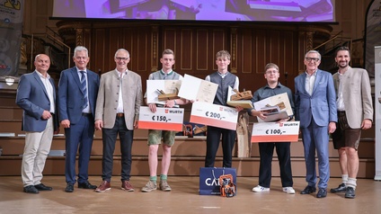 Eine Gruppe von Personen mit den Gewinnern des Bundeslehrlingswettbeweres der Tischler 2026 in Graz.