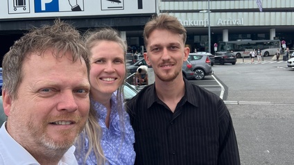 Mitarbeiter der Kärntner Fachkräfteagentur empfingen die Fachkraft aus dem Kosovo, Shaquir Sllamniku, am Flughafen Wien