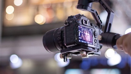 Eine Kamera auf einem Stativ.