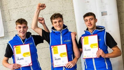 Siegerfoto mit Urkunden