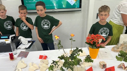 Die Schüler mit ihrem Verkaufsstand