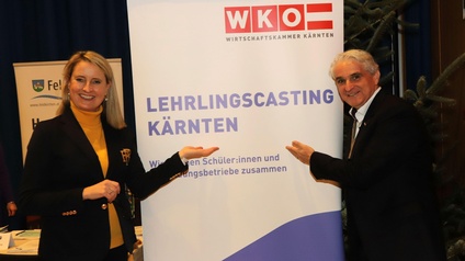 Hofmann und Kert vor einem Roll-up mit Lehrlingscasting