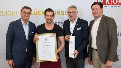 Andreas Morolz mit Urkunde und Gratulanten