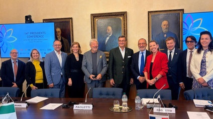 Gruppenfoto der Teilnehmer im Konferenzraum