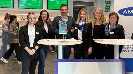 Gruppenfoto im Foyer der Wirtschaftskammer Kärnten mit WK-Fachgruppenobmann Sternad und Vertretern des AMS