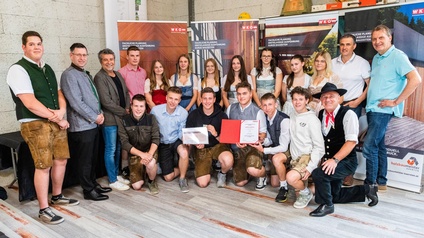 Gruppenfoto mit den Siegern der Holzbau Challenge