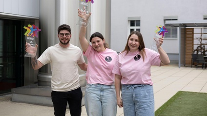 Die drei Erstplatzierten mit ihren Trophäen