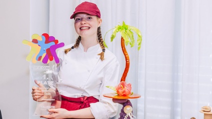 Siegerin mit Trophäe und Torte