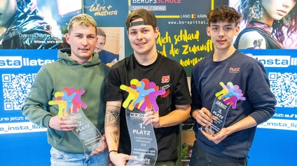 Die drei Sieger mit Trophäen