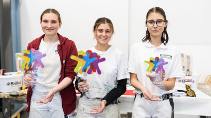 Die drei Erstplatzierten mit ihren Trophäen