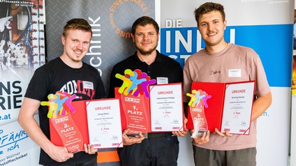 Das Siegertrio mit Trophäen und Urkunden