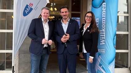 Gruppenfoto Wedenig, Sternad und Durchschlag vor dem Eingang beim Parkhotel Villach