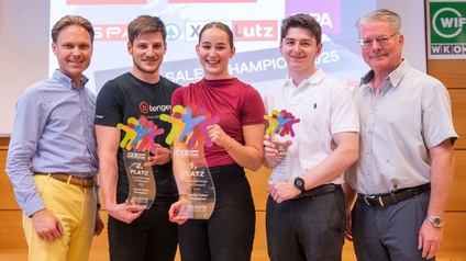 Gruppenfoto Sieger mit Trophäen und Raimund Haberl sowie Carlo Egger