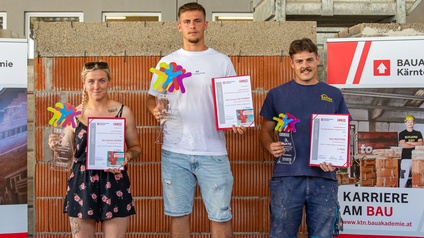 Drei junge Leute am Siegerpodium.