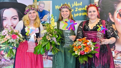 Die drei Siegerinnen mit ihren Trophäen und mit Blumenstrauß und Blumenschmuck in den Haaren