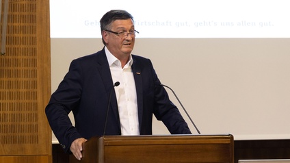 Präsident Jürgen Mandl am Rednerpult beim Frühjahrs-Wirtschaftsparlament der Wirtschaftskammer Kärnten