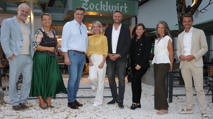 Gruppenfoto im Eingangsbereich des Zocklwirts in Pörtschach mit Unternehmer:innen und Funktionären der WK