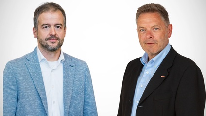 Zwei Männer im Anzug.