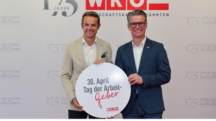 Markus Polka und Franz ahm mit einer runden Tafel in der Hand mit der Aufschrift 