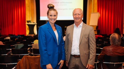 Nika Basic und Ulfried Walisch vor den Zuschauerreihen. Im Hintergrund die Bühne